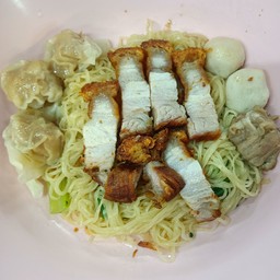 บะหมี่น้ำหมูแดงหมูกรอบ