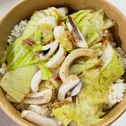 ผัดกะหล่ำใส่หมึก ราดข้าว