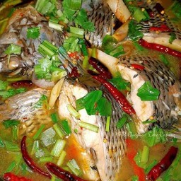 ต้มยำปลานิล ( ใช้ปลานิลทั้งตัว ไซร์ 1 โล )