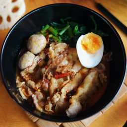 ก๋วยเตี๋ยวเนื้อ ช็อตเพลทพรีเมียม (เนื้อติดมัน) 高级牛腹肉面 (带肥)