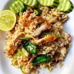 ข้าวผัดหมูกรอบ