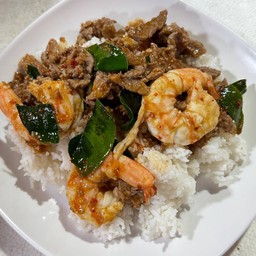 พริกแกงเนื้อใส่กุ้ง ราดข้าว