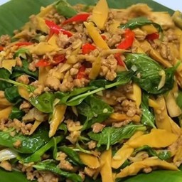 ข้าวหน้าผัดหน่อไม้หมูสับใบโหระพา