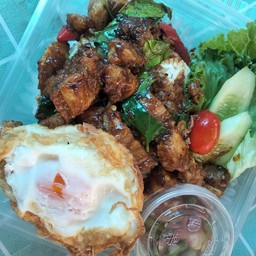 ข้าวเครื่องแกงหมูกรอบ