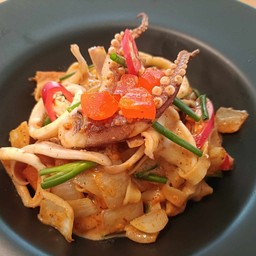 พาสต้าปลาหมึกผัดไข่เค็ม