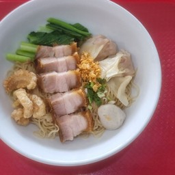 บะหมี่เกี๊ยวหมูกรอบ