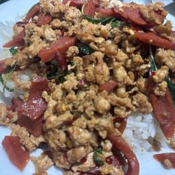 กะเพราหมูสับลูกชิ้นแดง