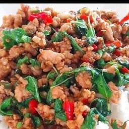 กระเพราหมูสับราดข้าว