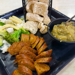 ใส้อั่วแคปหมูน้ำพริกหนุ่ม