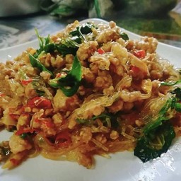 ข้าวกระเพราไก่ชิ้นผัดวุ้นเส้น