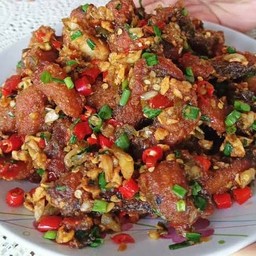 ปลาคั่วพริกเกลือ (กับข้าว)