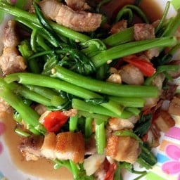 ผักบุ้งหมูกรอบ