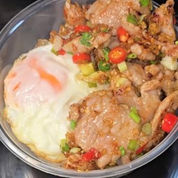 ข้าวหมูสามชั้นสไลด์คั่วพริกเกลือไข่ดาว