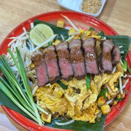 ผัดไทยเนื้อพิคานย่าย่าง pad thai with picancha beef