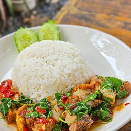 ข้าวกะเพรา หมูกรอบ