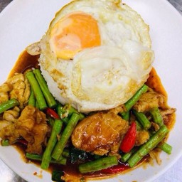 ข้าวหมูผัดพริกแกง