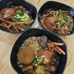 โฮงเตี๋ยวไก่ตุ๋นมะระ โฮงเตี๋ยวไก่ตุ๋นมะระ