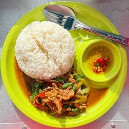 กระเพราหมูชิ้น ราดข้าว