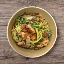 มาม่าผัดกระเพราหมูกรอบ