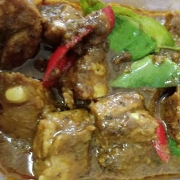 ผัดเผ็ดกระดุกอ่อนกับข้าว