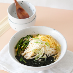 88 โซลกุกซู 서울 국수 (ก๋วยเตี๋ยวเส้นเล็ก ในน้ำซุปโอเด้ง)