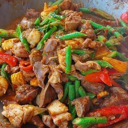 ผัดพริกแกงเครื่องในไก่ (กับข้าว)