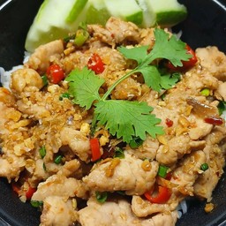 ข้าวหมูชิ้นคั่วพริกเกลือ