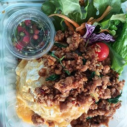 ข้าวกะเพราหมูสับไข่ข้น