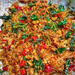 ข้าวกระเพราหมูสับผัดวุ้นเส้น