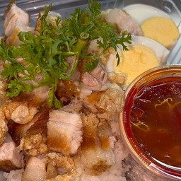 ข้าวหมูกรอบ(ซอสน้ำแดง)
