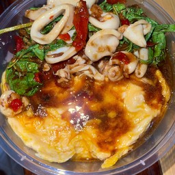 กระเพราหมึกและไข่ข้น