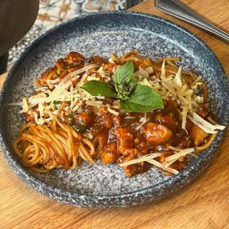 P5 พาสต้าซอสมะเขือเทศ (เลือกเนื้อสัตว์ได้) Pasta with tomato sauce (choice of meat)