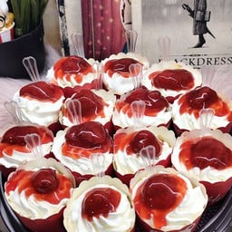 คัพเค้กวันเกิด 10 คัพ แถม 2 คัพ ธีมสตอเบอรี่