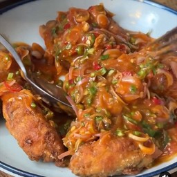 ปลากระป๋องทอด ยำแซ่บ ราดข้าว