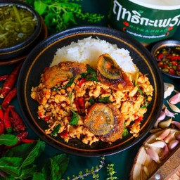 ข้าวกะเพรา ไก่สับ+ไข่เยี่ยวม้า