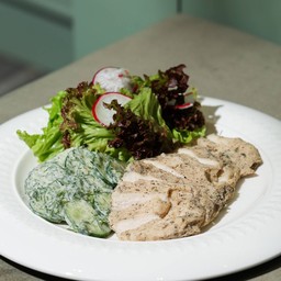 สลัดแตงกวา อกไก่ซูวี