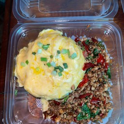 กระเพราหมูและไข่ข้น