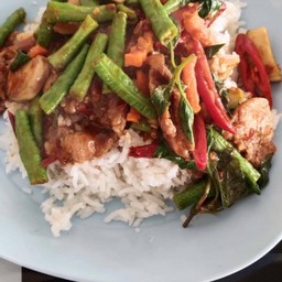 ผัดเครื่องแกง