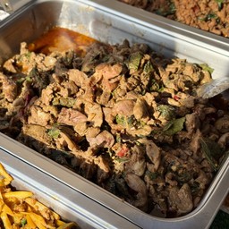 กะเพรา เครืี่องในไก่ ราดข้าว