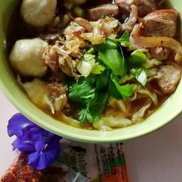 ก๋วยเตี๋ยวลูกชิ้นขาหมูตุ๋น