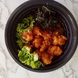 ม่าม่า+ไก่กรอบราดซอสสไปซี่(ซอสเผ็ด)