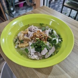 เส้นใหญ่น้ำ หมูน้ำใส