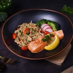 สปาเก็ตตี้ผัดกระเทียม-ปลาแซลมอนย่าง