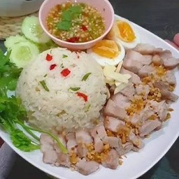 ข้าวคลุกพริกเกลือหมูหมัก