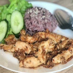 ข้าวสเต็กไก่กระเทียมพริกไทย 390 kcal