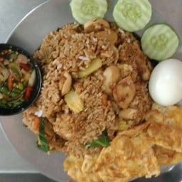 ข้าวผัดโบราณอกไก่ไข่เจียวหมูสับ..ไข่ต้ม..พริกน้ำปลา