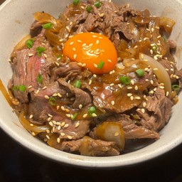 RE15 ข้าวหน้าเนื้อ (เลือกเนื้อได้) Rice topped with meat (choose your meat)