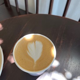 ลาเต้ร้อน (hot latte)