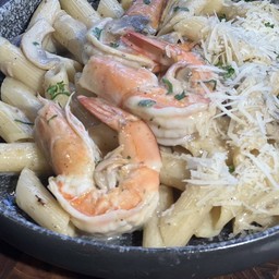 P10 พาสต้ากุ้งซอสครีมเห็ด Shrimp Pasta with Creamy Mushroom Sauce