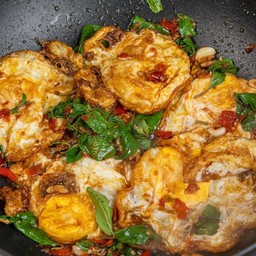 ข้าวกะเพราไข่ดาว คลีนแตก